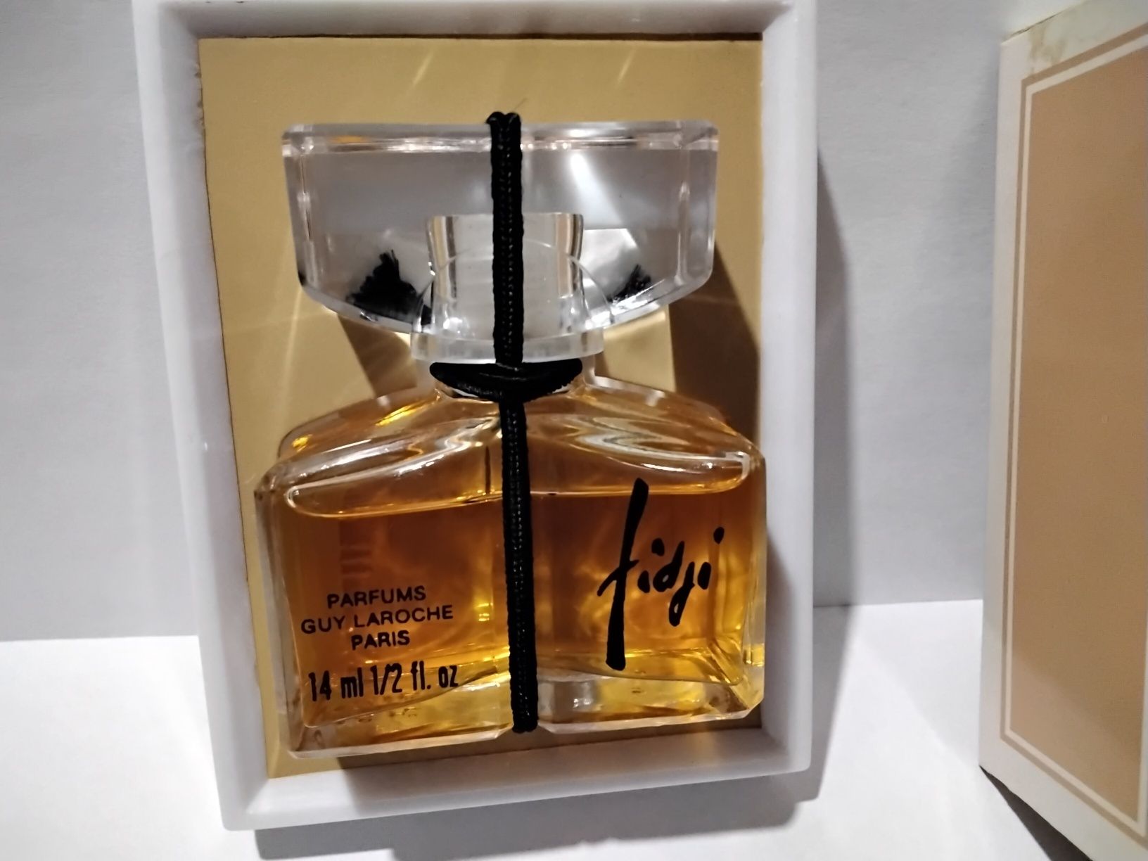 Продам женские духи фиджи обсолютно новие