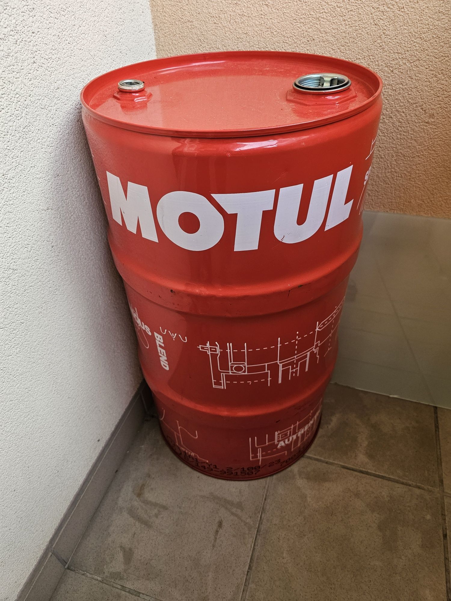 Beczka Motul 60L jako stolik