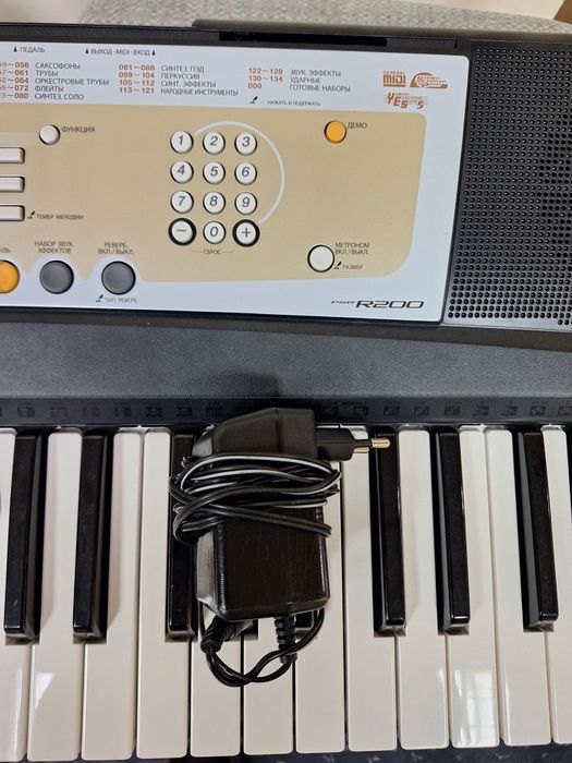 Синтезатор YAMAHA PSR-R200 професійної серії система навчання Y.E.S.5