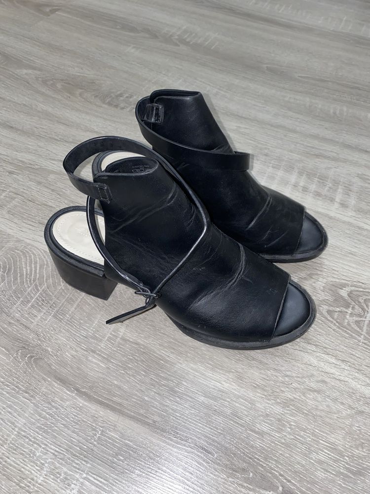 Czarne sandały zabudowane Zara na obcasie niskim klocku 38