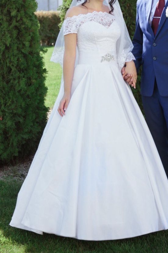 Свадебное платье атласное с кружевом