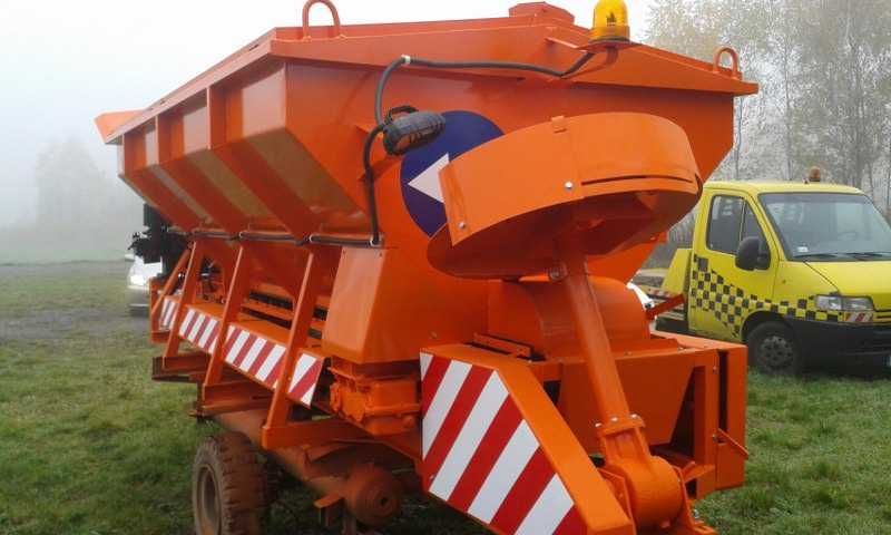 nowa piaskarka P 1 do zimowego utrzymania dróg