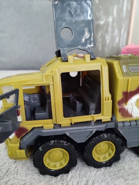 Військова машинка (з рухливими деталями)