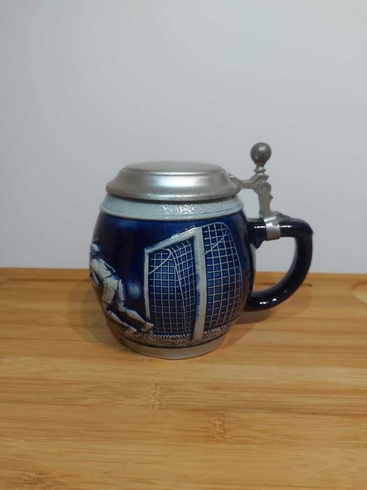 Stary Kufel ceramiczny z pokrywką cynową. Piłka nożna