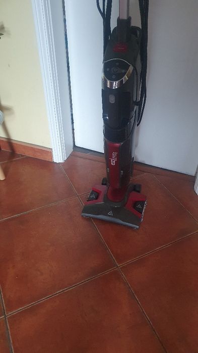 Aspirador aspira e lava