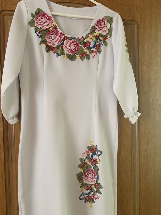 Продам вишиванку ( вишиту сукню)