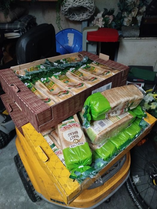 Chleb tostowy po dacie dla zwierząt.