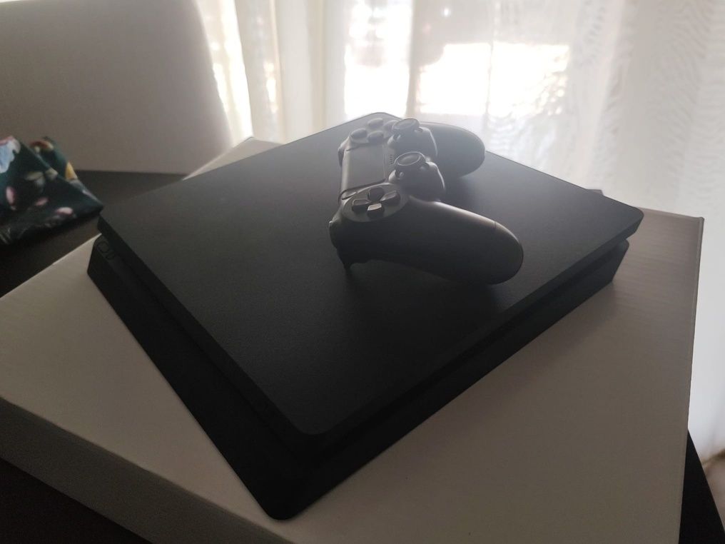 PS4 Slim de 1Tb com 2 comandos e 5 jogos.