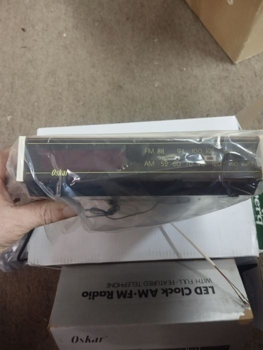 Radio despertador com telefone vintage