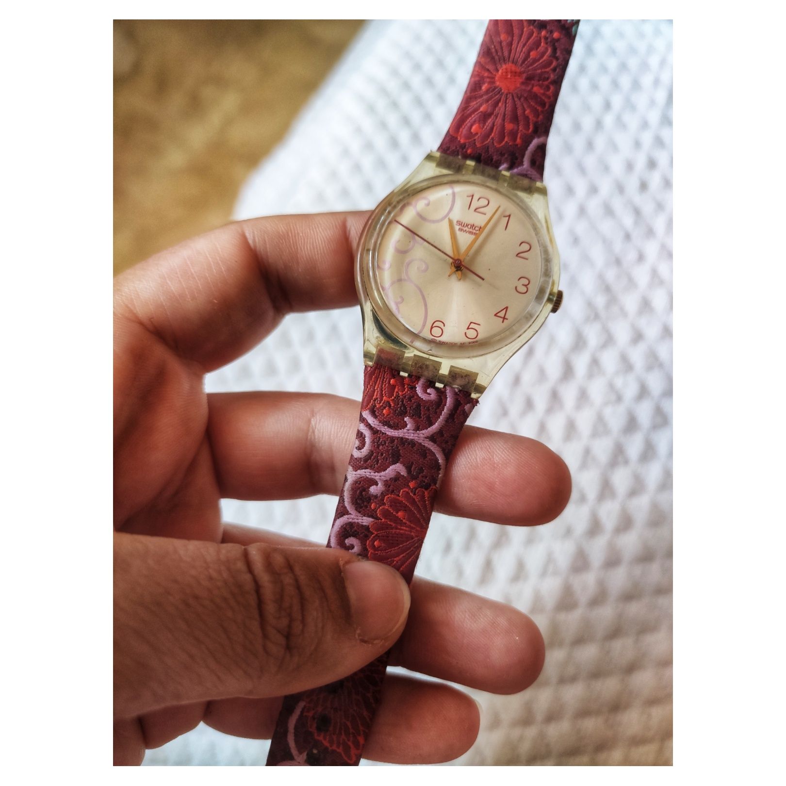 Relógio Swatch com bracelete bordada