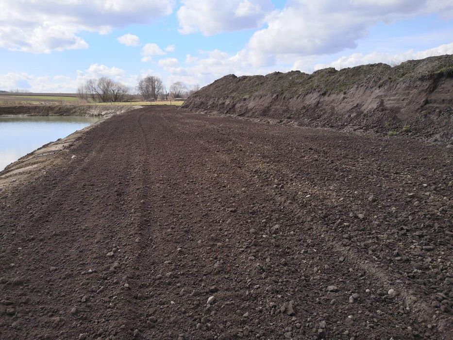 Czarna ziemia, piach, podsypka, opsypanie fundamentów, trawnik