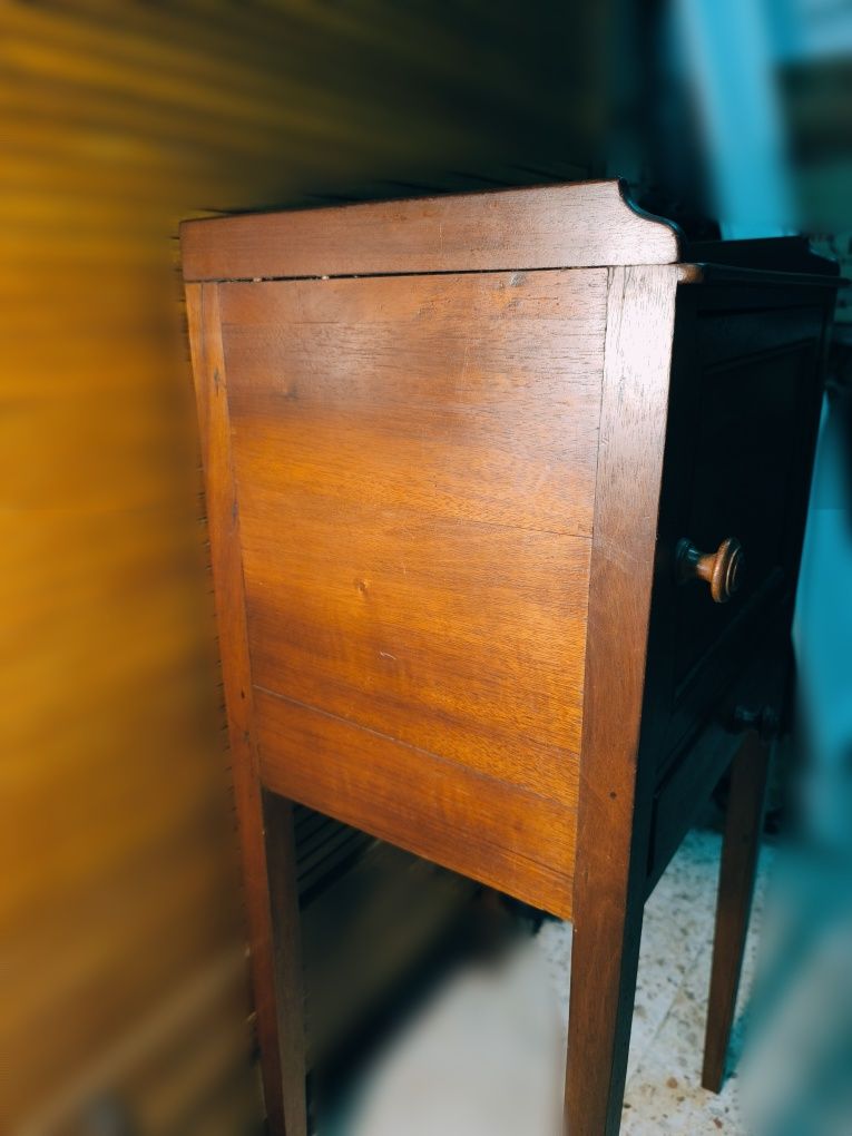 Mesa de cabeceira / mesa de apoio antiga