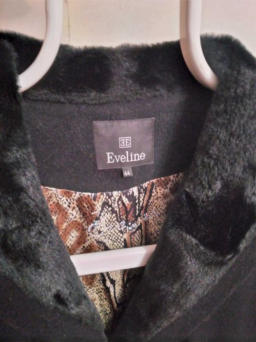 Нове чорне демісезонне пальто, оздоблене чорним м'яким хутром