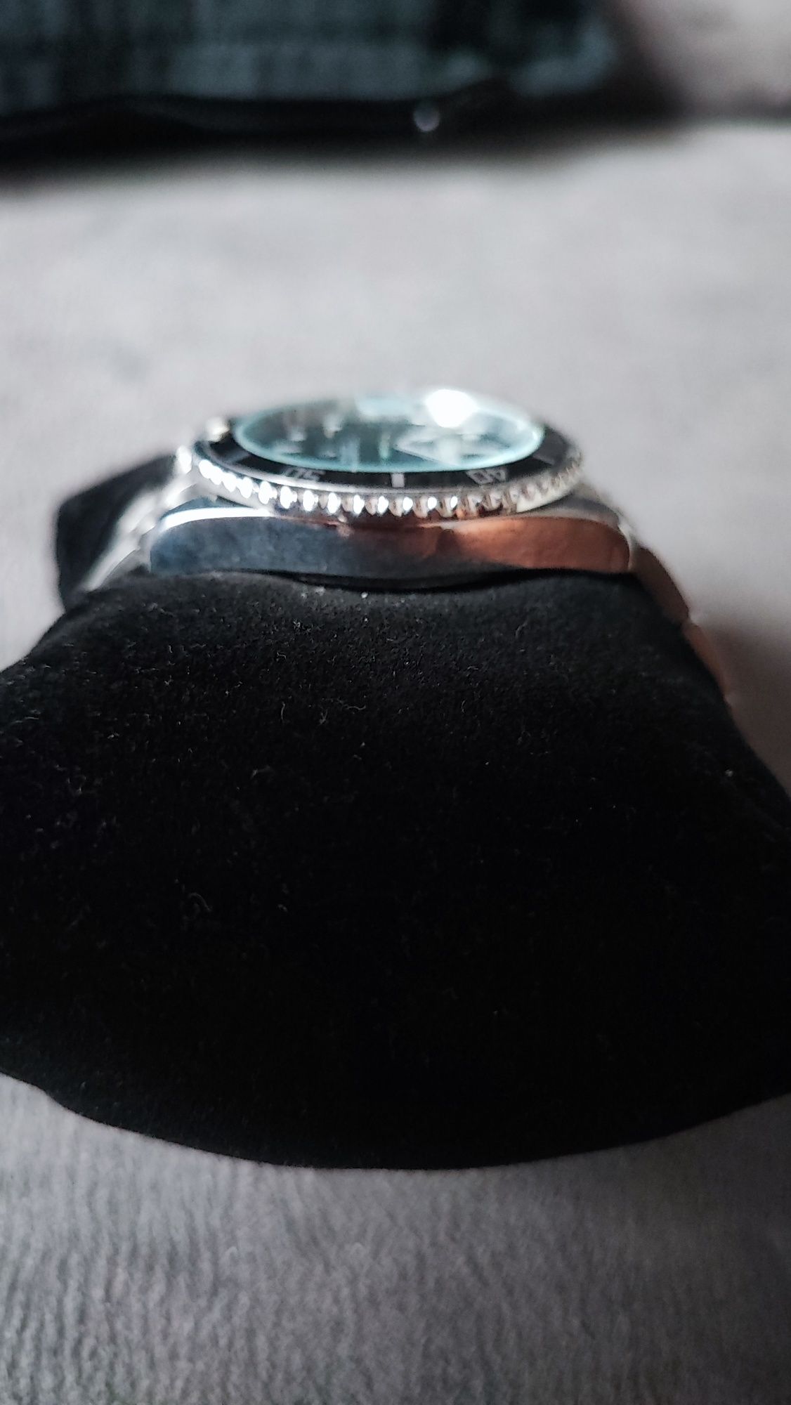 Relógio preto com braçadeira em metal