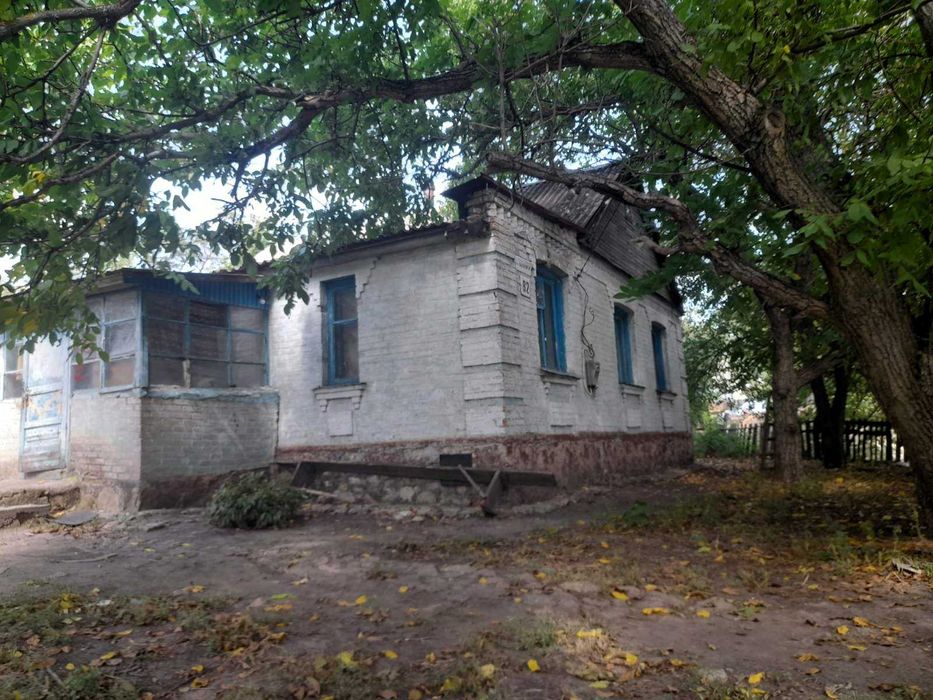 Просторий  будинок під ремонт на великій ділянці 35 соток.