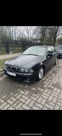 Sprzedam Czarne BMW E39 z 1999 roku z niewielką liczbą właścicieli!