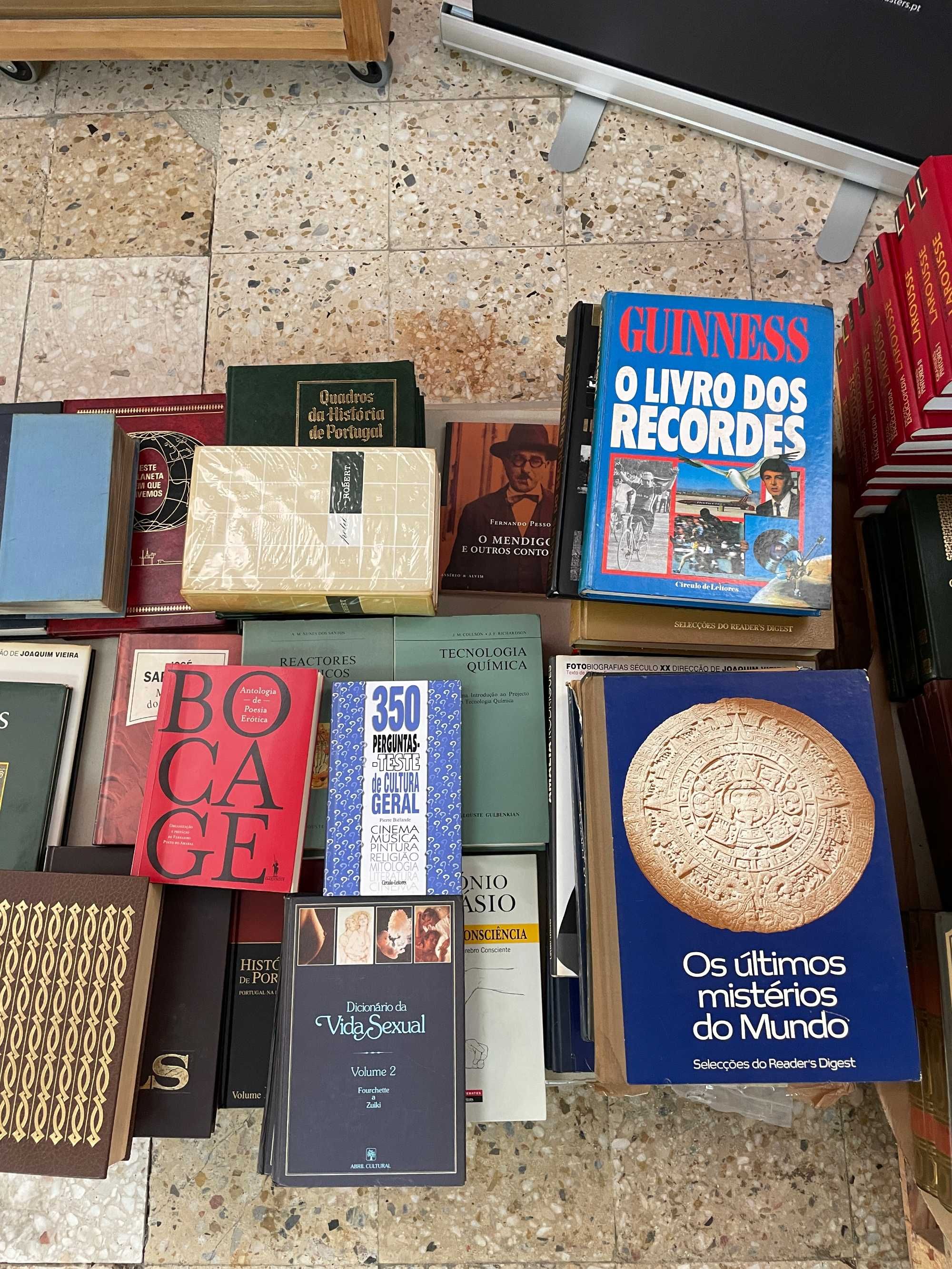 Lote de 200 Livros Várias Categorias