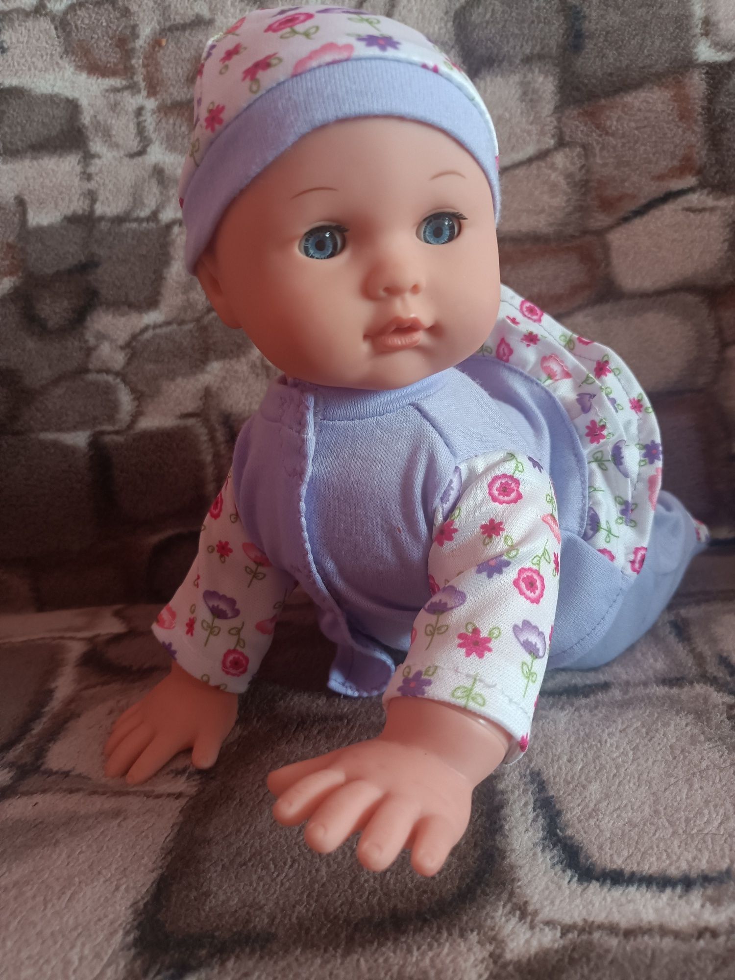 Laleczka bobas interaktywna