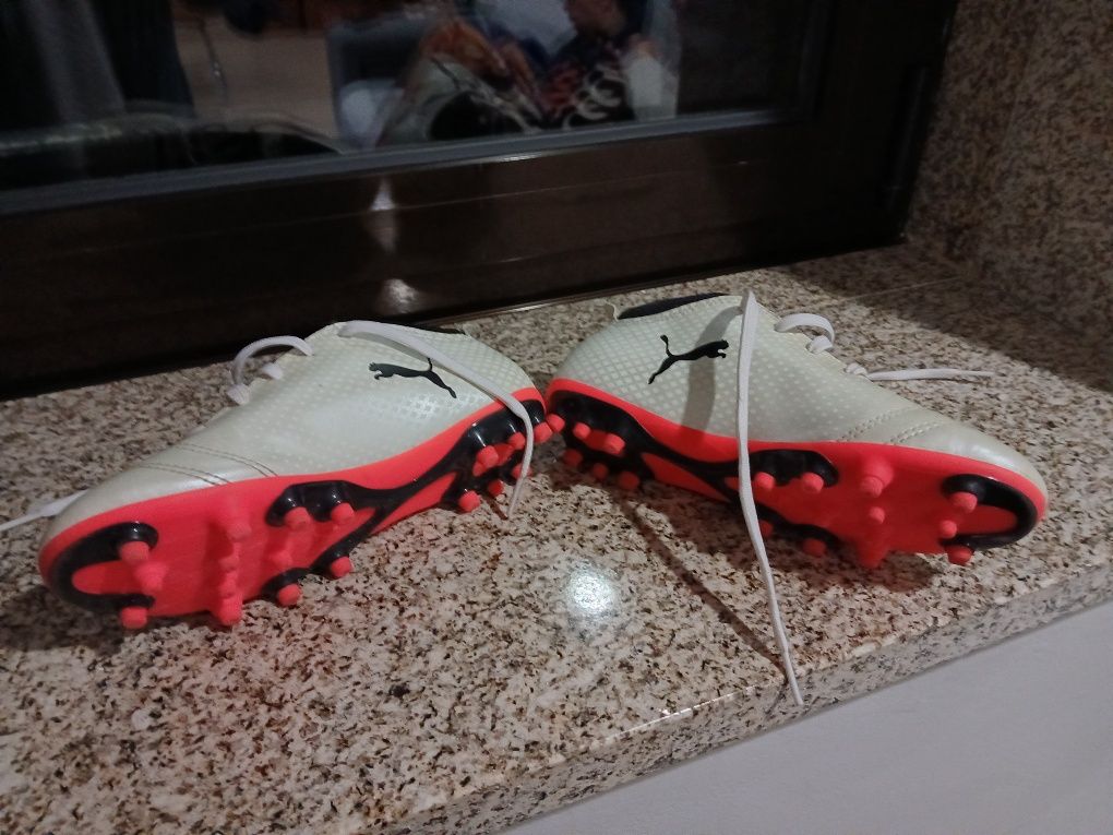 2 pares de chuteiras uma adidas outra  puma