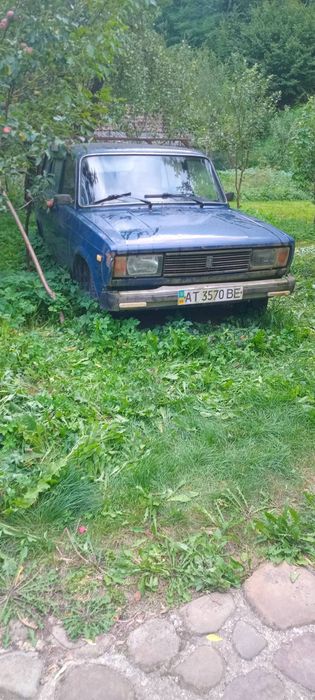 Розбирається Ваз 2104.