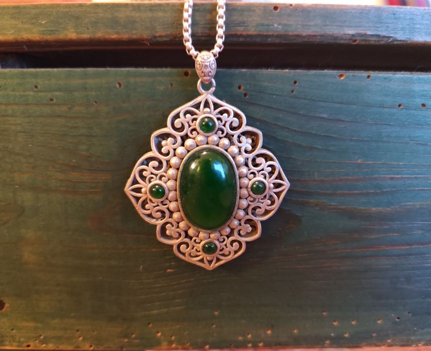 Pulseira e pendente em esmalte e Jade. Valor individual