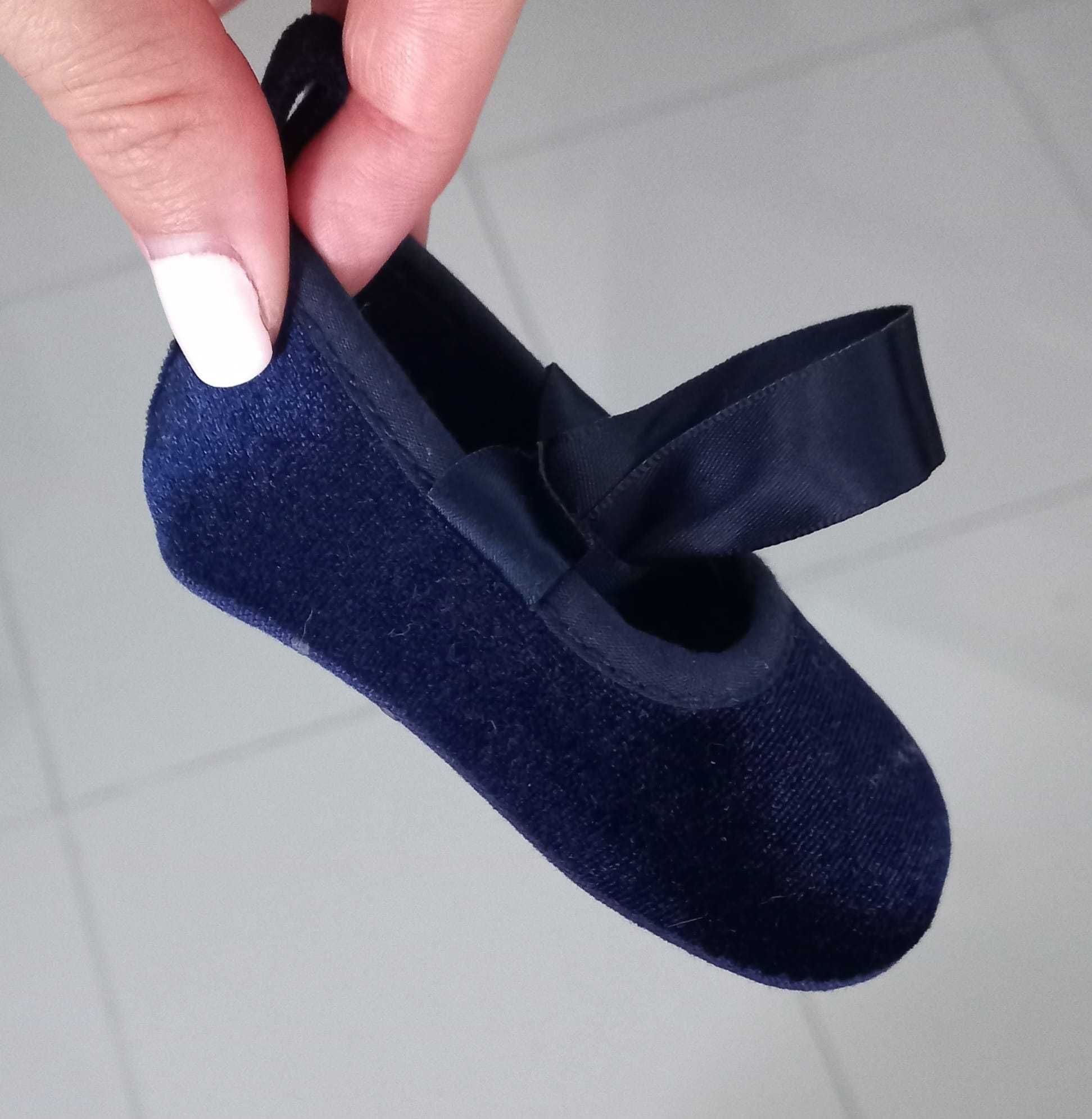Sapatos para bebé menina: sabrinas e sandálias sem sola e com sola