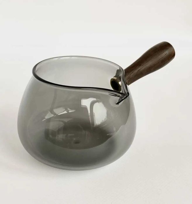 Скляна чаша з носиком і дерев’яною ручкою, із затемненим склом, 380 мл