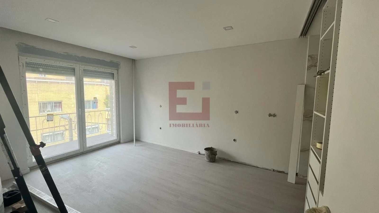 Apartamento T2 totalmente renovado com varanda e box