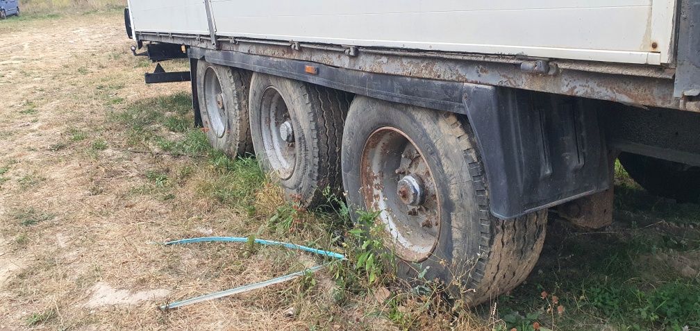 Напівпричіп з автономним маніпулятором