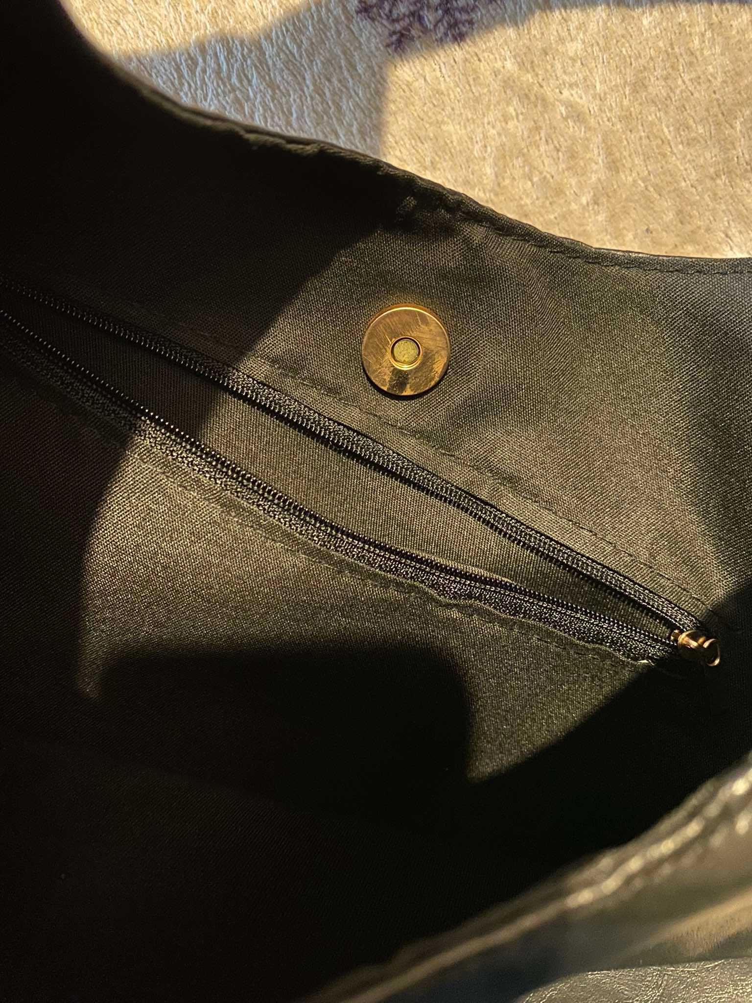czarna torebka na ramie z kieszonką magnes pojemna lekka shopper hobo
