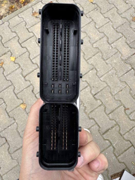 Sterownik silnika Audi 8EO907401AL