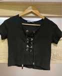 Bluzka crop top czarna z wiązaniem w dekolcie.