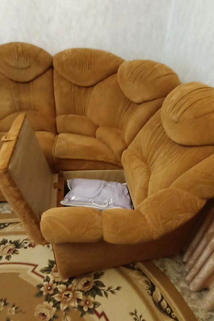Диван угловой и кресло