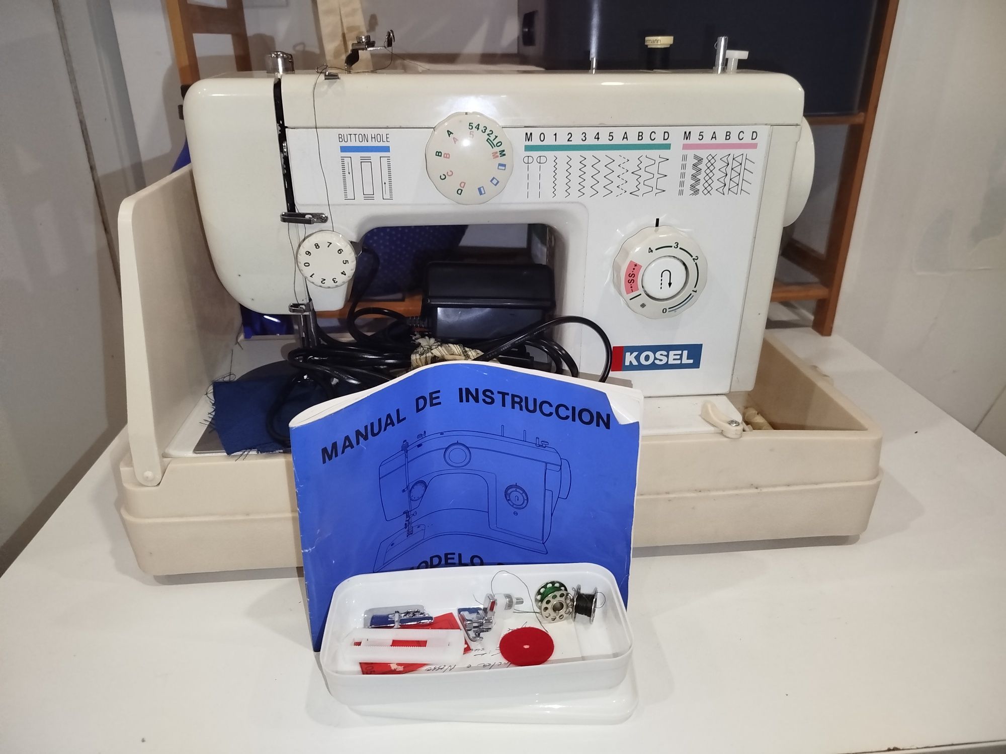 Máquina de costura com mala