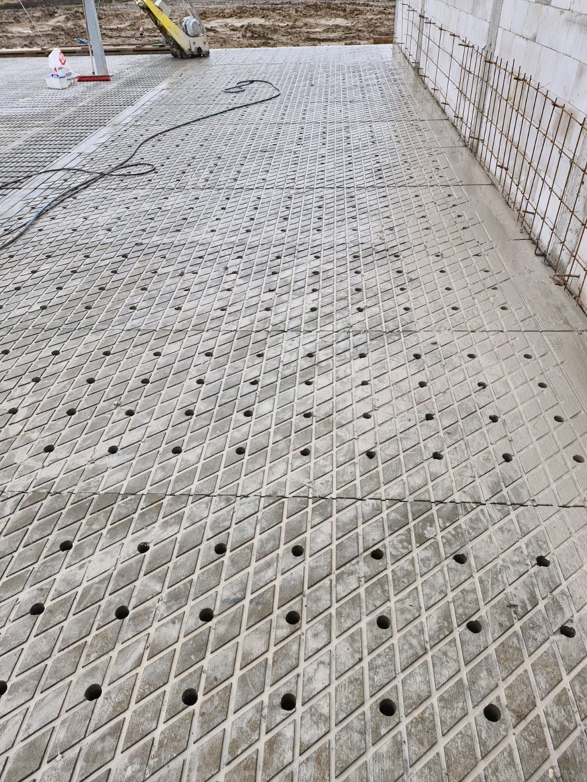 Nacinanie posadzek, ruszt betonowych, frezowanie obory, obora