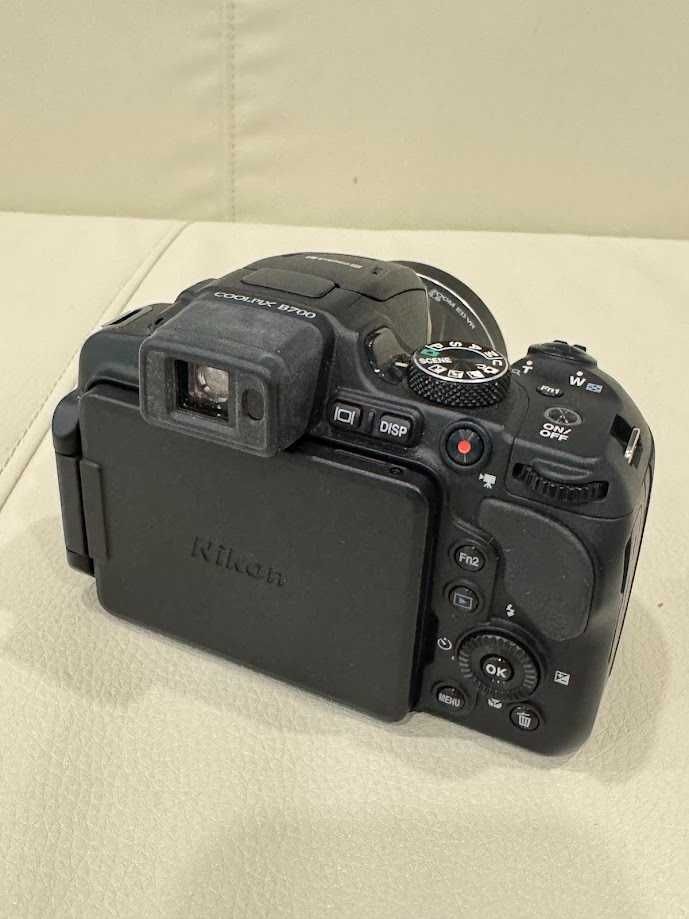 Nikon Coolpix B700