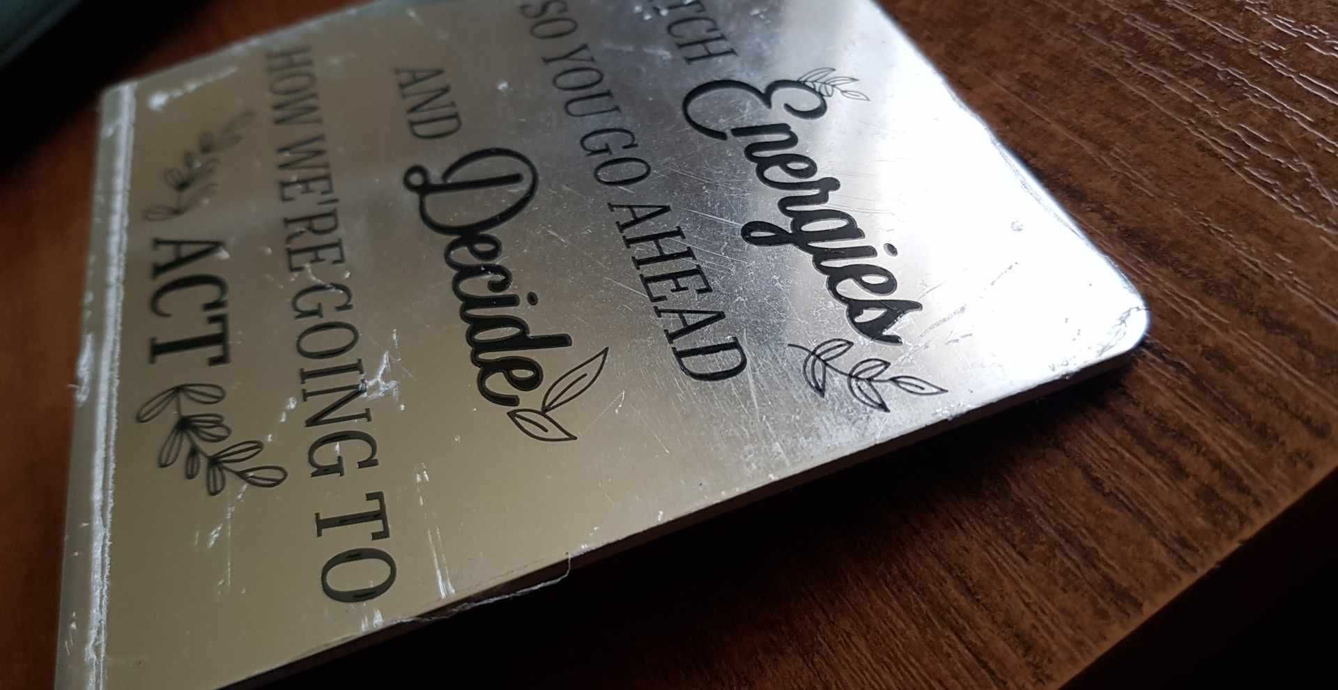 Dekoracja na biurko z sentencją metalowa stojak 10x10x2,8 cm s210