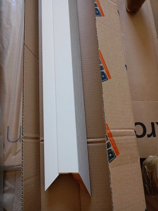 Białe opaski do drzwi regulowanych.