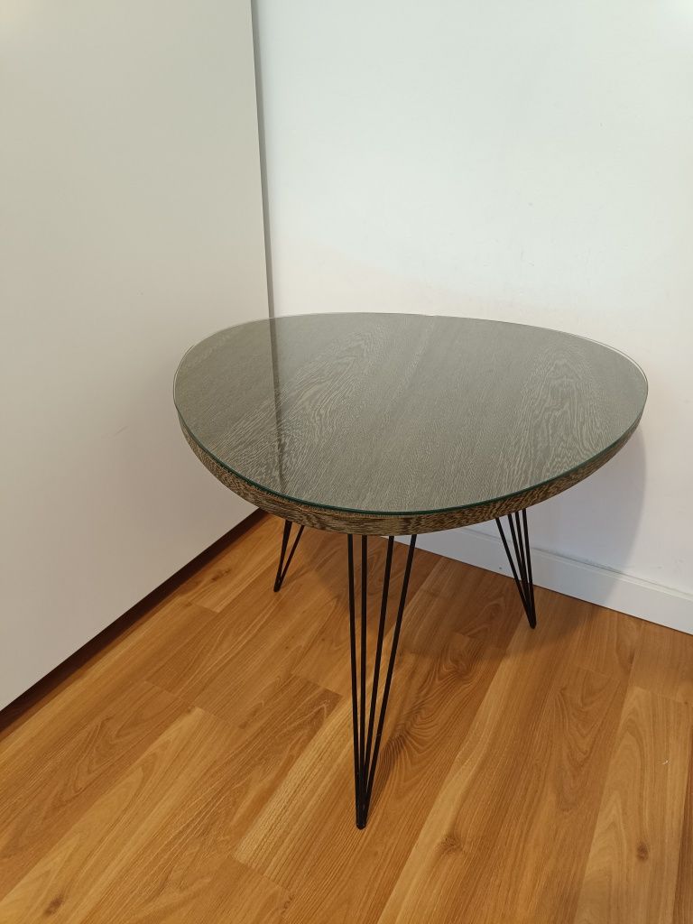 Mesa de apoio vintage com tampo de vidro