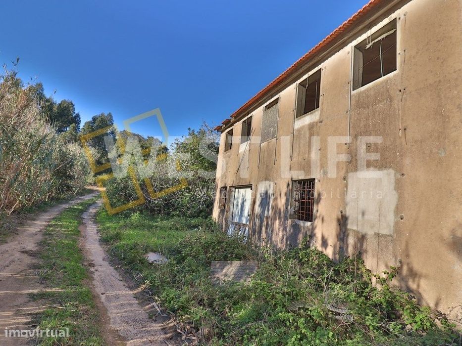 Terreno Rústico de 7437m2 com 5 Armazéns - Ericeira