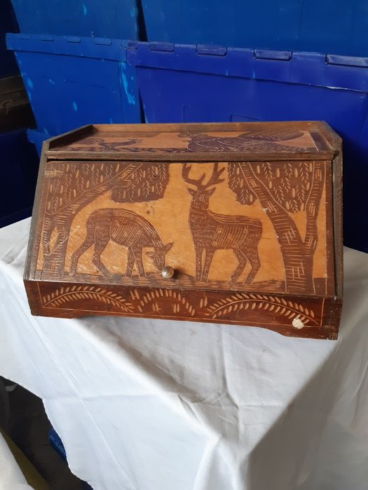 Chlebak z drewna ręcznie rzeźbiony