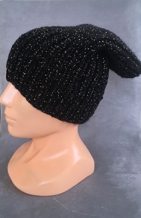 Czarna czapka ze złotą nitką