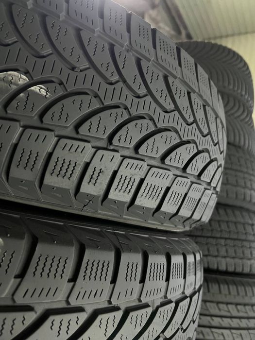Автошини зимові BRIDGESTONE 215/65/16С (2шт)Колеса,Гума,Скати, Шини)