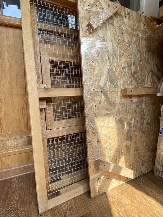 Продам деревʼянмй вольер  80х80см