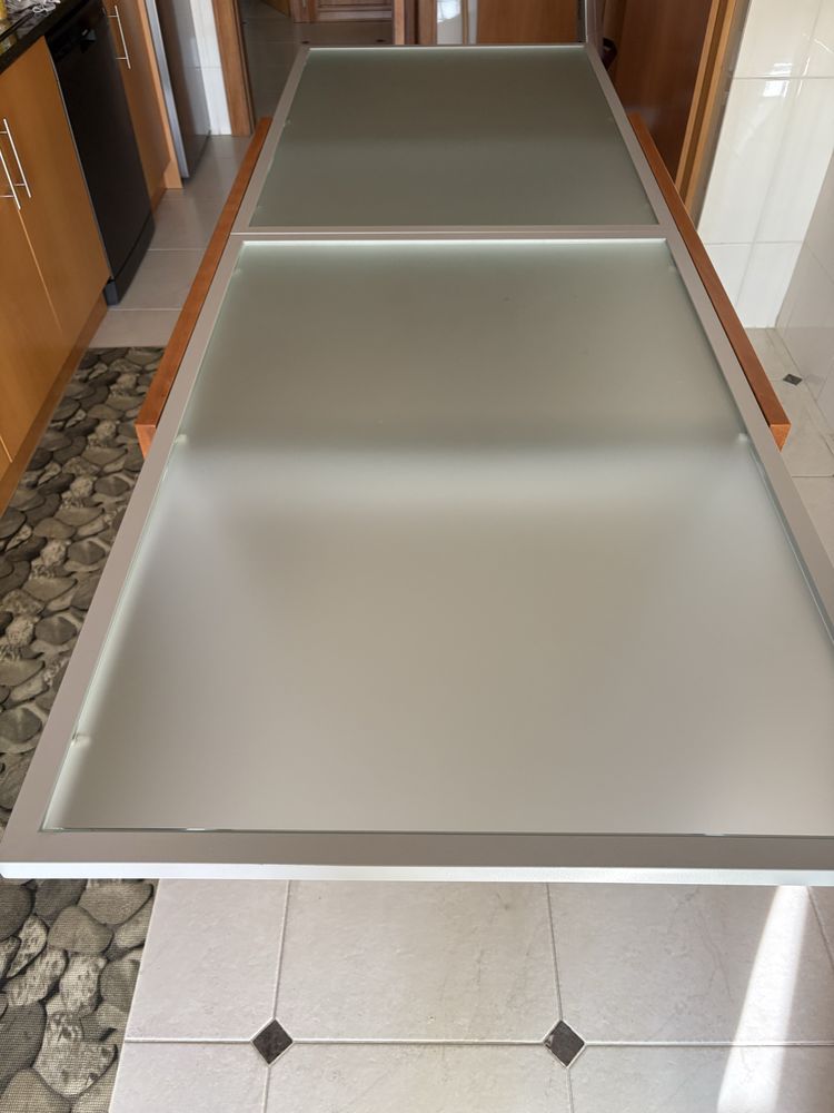 Vendo mesa de jantar com oferta de 4 cadeiras