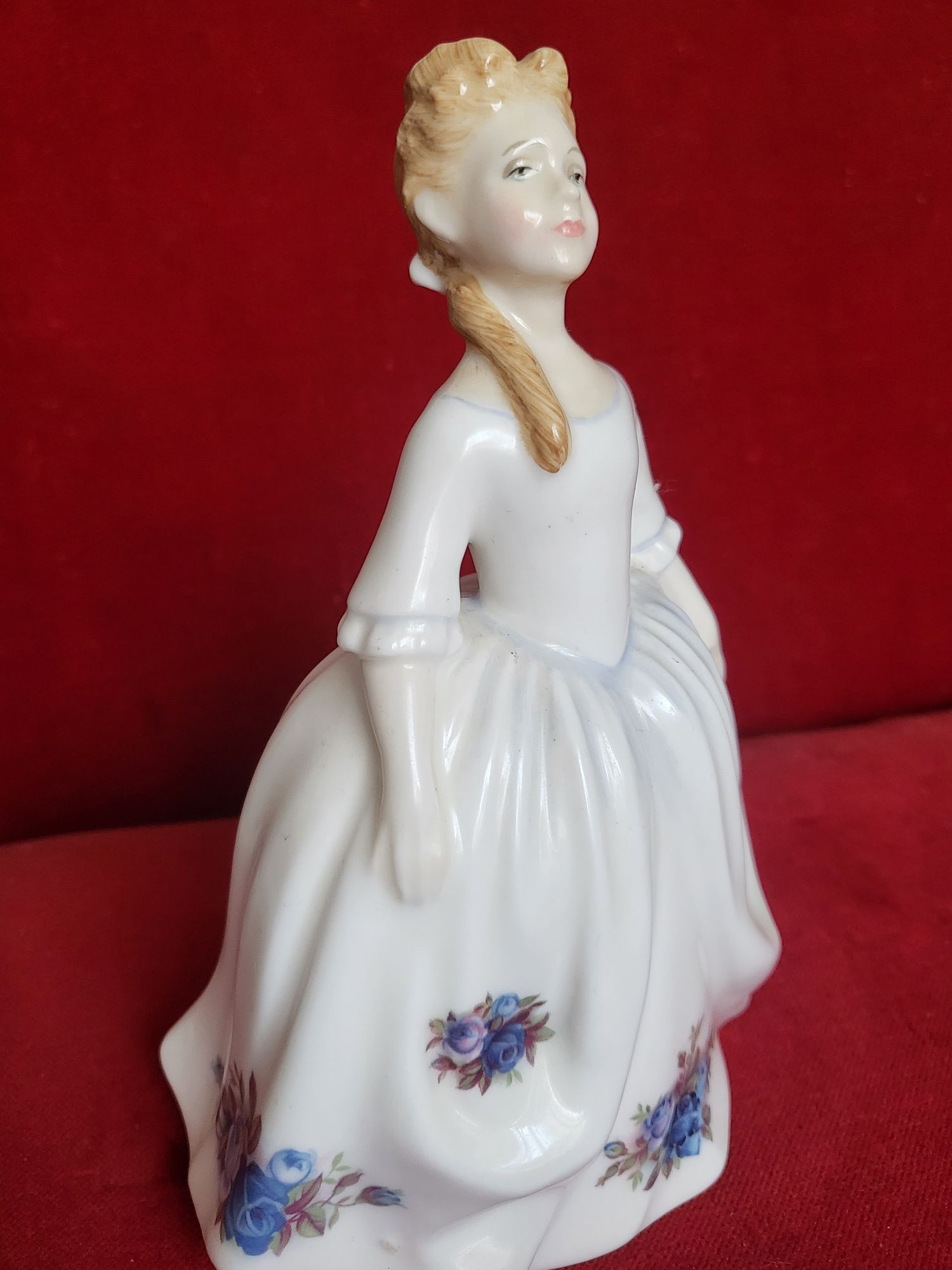 Figurka DAMA porcelana bone syg. Royal Doulton.