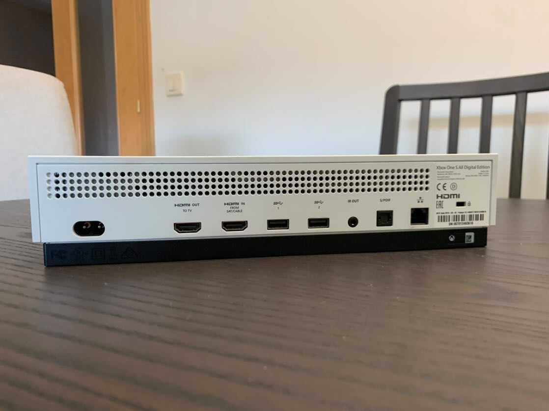 Microsoft Xbox One S All-Digital Edition | 1 TB | Um/Dois Controles