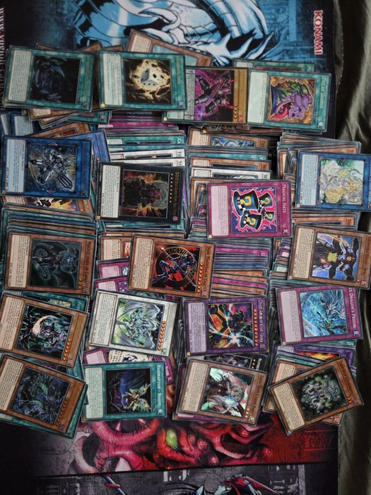 zestaw 250 niepowtarzalnych i oryginalnych kart Yu-Gi-Oh!