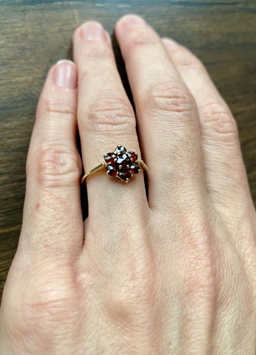 Złoty pierścionek z granatami