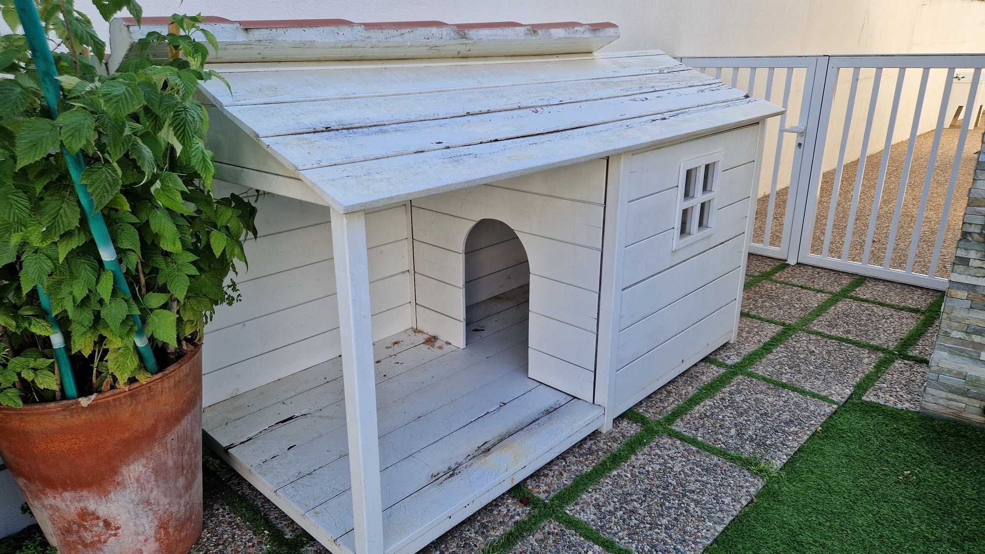 Casota com janela e alpendre (cão)